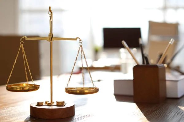 Scales on table in lawyer's office — Stock Photo, Image