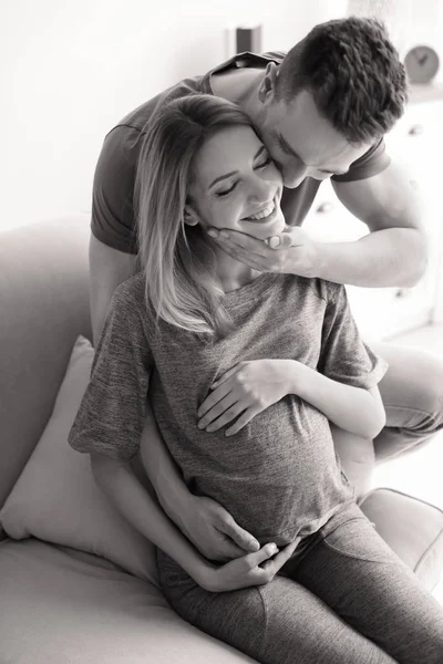 Jeune femme enceinte avec mari à la maison, effet noir et blanc — Photo