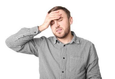 Beyaz arka planda baş ağrısı çeken genç bir adam.