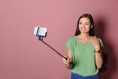 Genç ve güzel bir kadın selfie çekiyor.