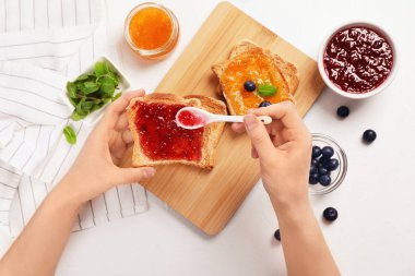 Kadın Yayilim tatlı jam tost masa üzerinde Üstten Görünüm