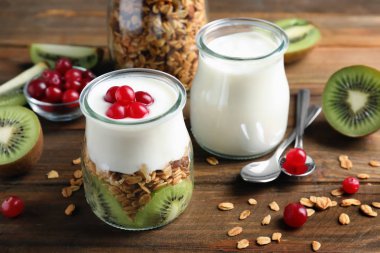 Lezzetli kahvaltı yoğurt ve granola ahşap tablo