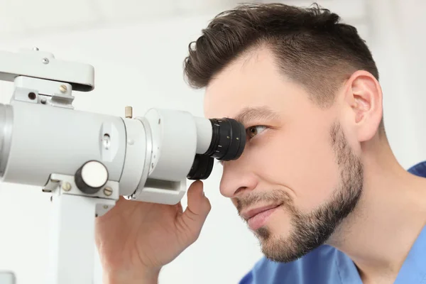 Augenarzt untersucht Patientin in Klinik — Stockfoto