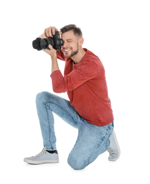 Мужской фотограф с камерой на белом фоне — стоковое фото