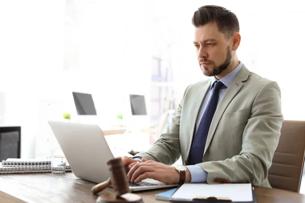 Abogado masculino trabajando con laptop en oficina —  Fotos de Stock