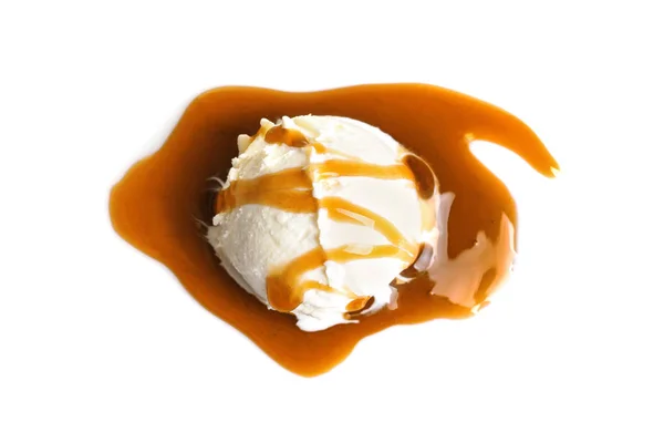 Deliciosa bola de helado con salsa de caramelo sobre fondo blanco — Foto de Stock