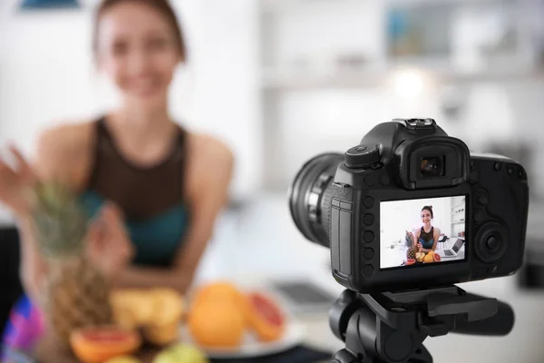 Жіночий блогер з фруктами на екрані камери, крупним планом — стокове фото