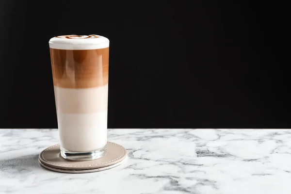 Verre avec délicieux latte au caramel sur la table — Photo