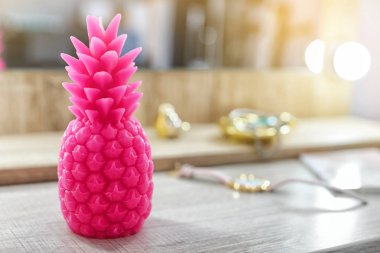 Mum tablo şeklinde ananas