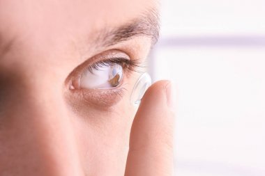Onun gözünde, closeup koyarak Kontakt lens genç adam
