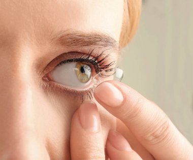 Genç kadının gözüne closeup Kontakt lens koyarak