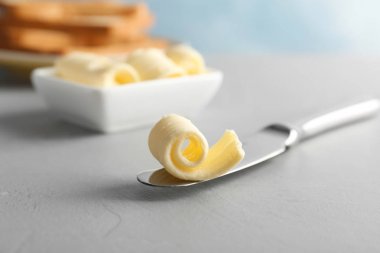 Taze tereyağı curl masada bıçakla