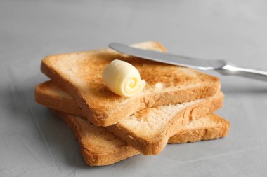 Masada tereyağlı kızarmış ekmek.