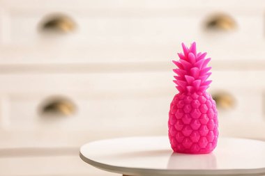 Şık ananas mum masada. Ev dekorasyon fikir