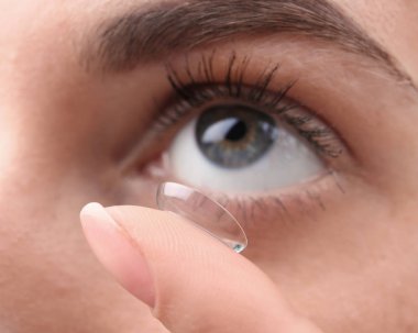 Genç kadının gözüne closeup Kontakt lens koyarak