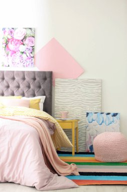 Rahat yatak ve gökkuşağı halı ile şık oda iç