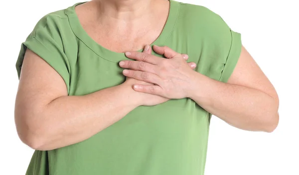 Femme mûre ayant une crise cardiaque sur fond blanc — Photo