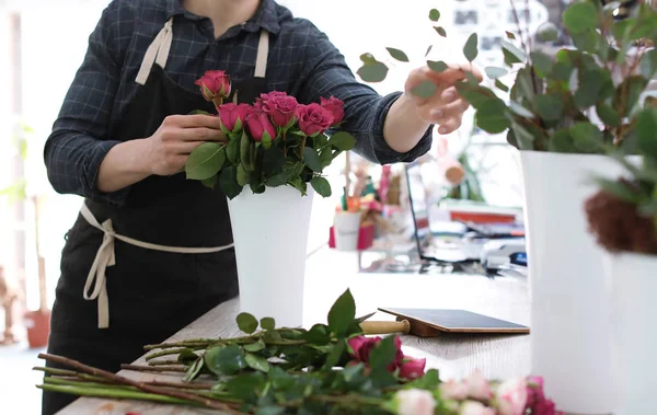 Floristería masculina creando hermoso ramo en la tienda de flores — Foto de Stock