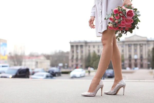 Young woman in elegant shoes walking on street — Stock Photo, Image