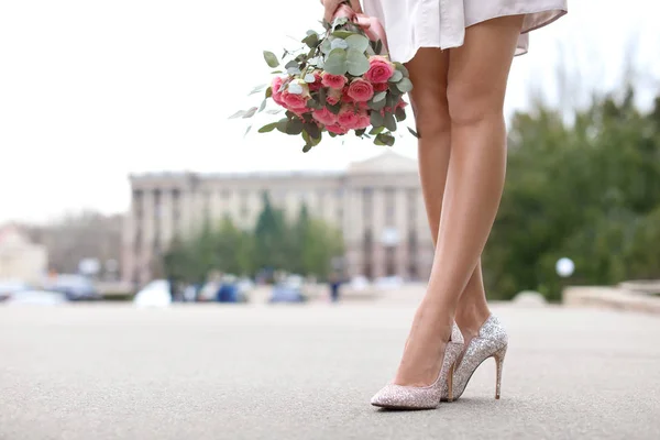 Jonge vrouw in elegante schoenen lopen op straat — Stockfoto