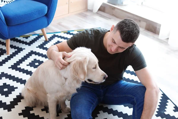 Retrato del propietario con su perro amigable en casa — Foto de Stock