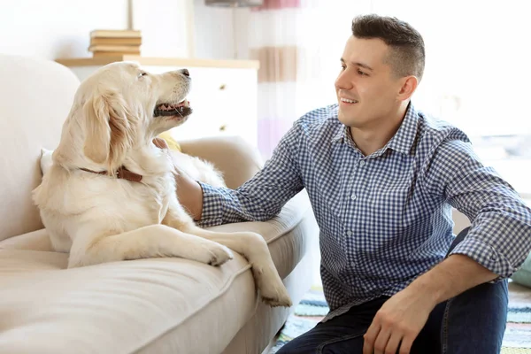 Retrato del propietario con su perro amigable en casa — Foto de Stock