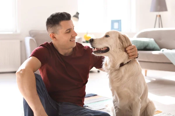 Retrato del propietario con su perro amigable en casa — Foto de Stock