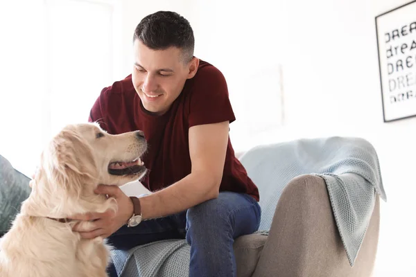 Retrato del propietario con su perro amigable en casa — Foto de Stock