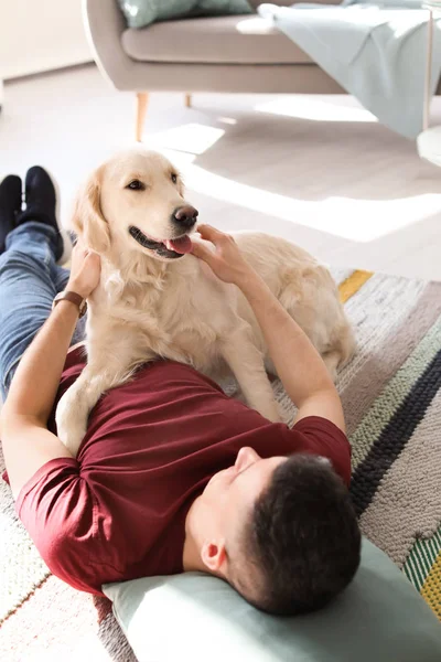 Retrato do proprietário com seu cão amigável em casa — Fotografia de Stock