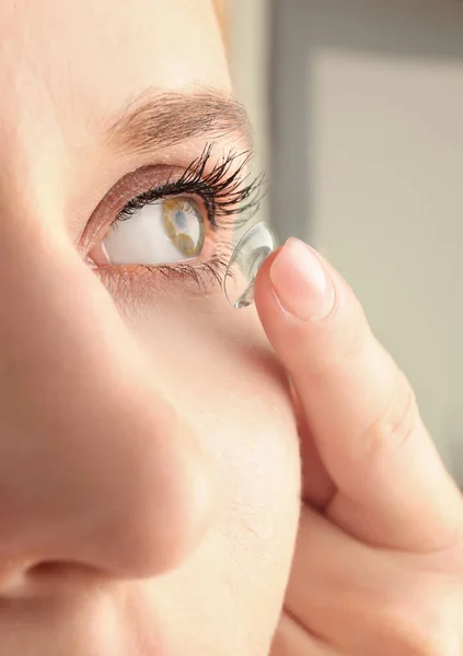 Mulher jovem colocando lente de contato em seu olho, close-up — Fotografia de Stock