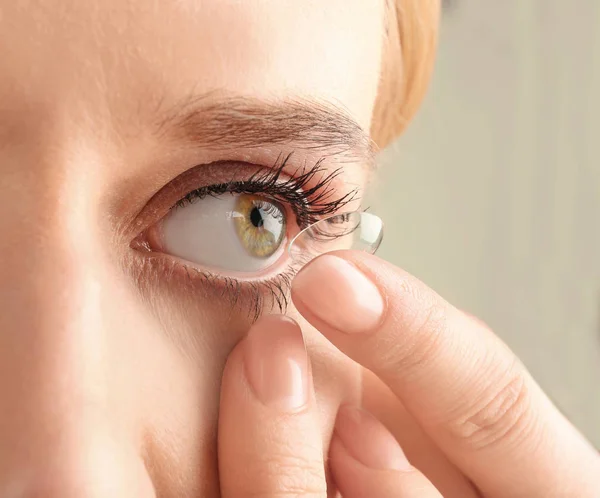Jonge vrouw contactlens aanbrengend haar oog, close-up — Stockfoto