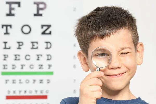 Schattige kleine jongen met Vergrootglas bezoekende oogarts — Stockfoto