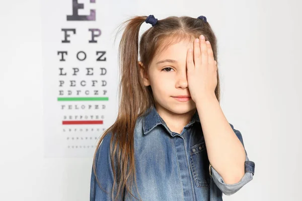 かわいい小さな女の子訪問眼科医 — ストック写真