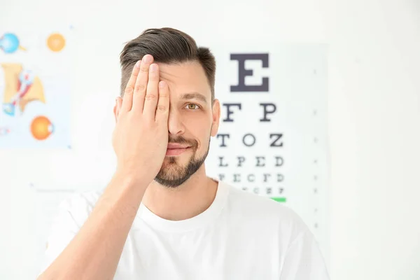 Ung man besöker ögonläkare — Stockfoto