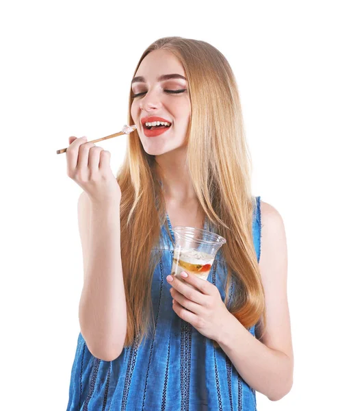 Молодая женщина с йогуртом на белом фоне — стоковое фото