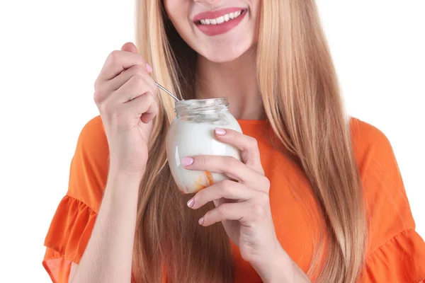 Giovane donna con yogurt su sfondo bianco, primo piano — Foto Stock