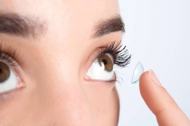 Genç kadının gözüne closeup Kontakt lens koyarak