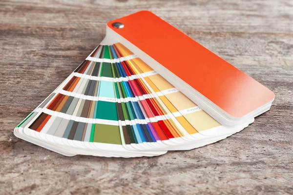 Muestras de paleta de colores sobre fondo de madera — Foto de Stock