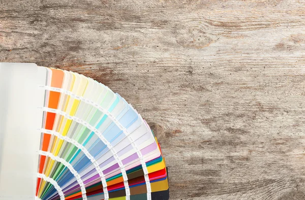 Vzorky barev palety na dřevěné pozadí — Stock fotografie