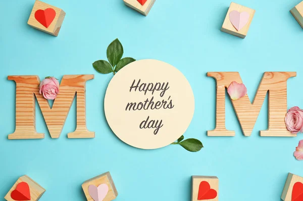 Word MOM made of letters with greeting card on color background. Flat lay composition for Mother's Day — Stock Photo, Image