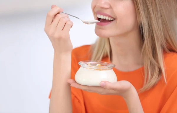 Giovane donna mangiare yogurt gustoso, primo piano — Foto Stock