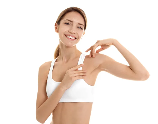 Mujer joven mostrando una piel suave y sedosa después de la depilación sobre fondo blanco — Foto de Stock