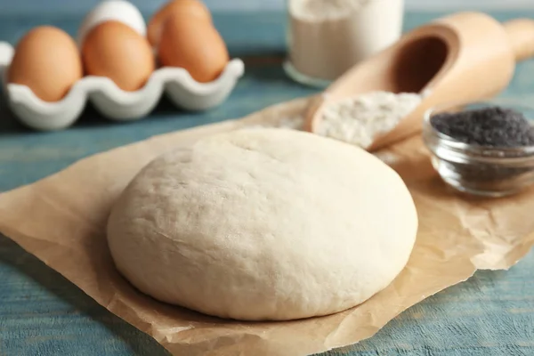 Rå deg med vallmofrön på bord, närbild — Stockfoto