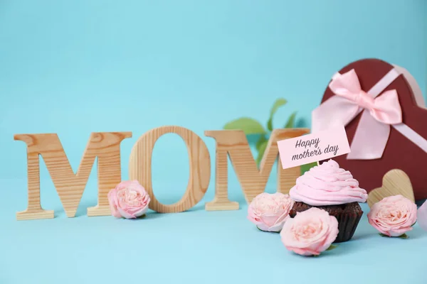 Festliche Überraschung mit Leckereien zum Muttertag auf farbigem Hintergrund — Stockfoto