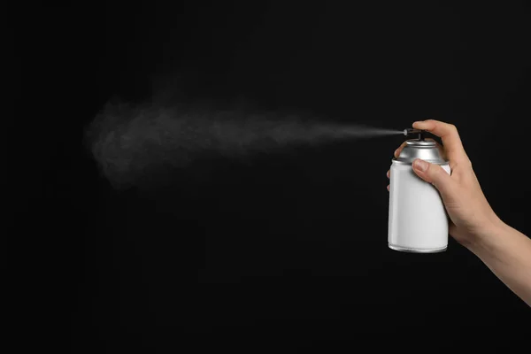 Γυναίκα ψεκασμό αέρα freshener σε μαύρο φόντο, κοντινό πλάνο — Φωτογραφία Αρχείου