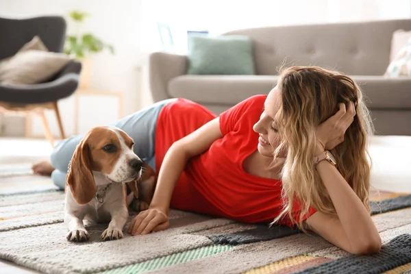 Jonge vrouw met haar hond thuis — Stockfoto