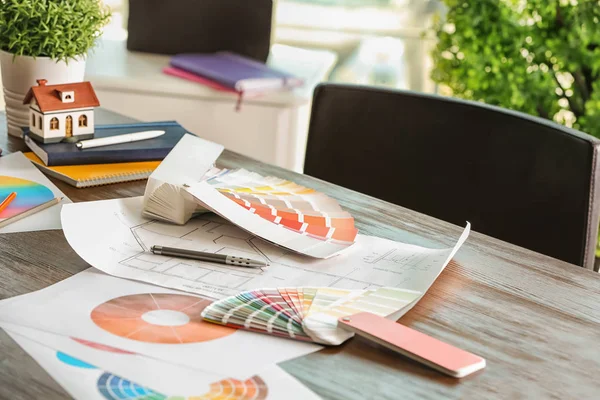 Muestras de paleta de colores y plano de la casa en la mesa — Foto de Stock