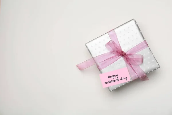 Елегантний подарунковій коробці на день матері на світлому фоні, вид зверху — стокове фото