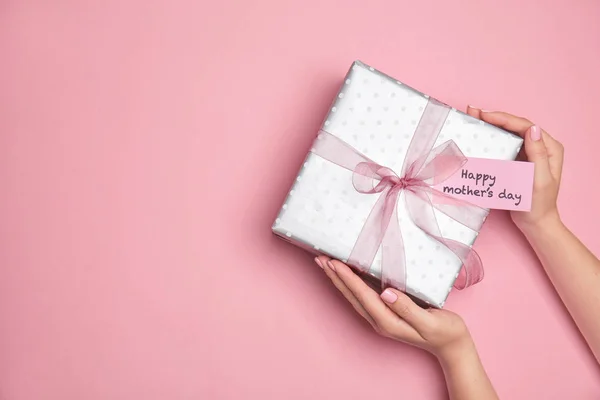 Vrouw met elegante gift box voor Mother's Day op kleur achtergrond, bovenaanzicht — Stockfoto