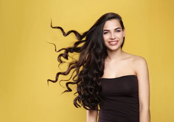 Színes háttér gyönyörű göndör haja gyönyörű modell-portré — Stock Fotó